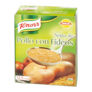 Sopa de pollo con fideos